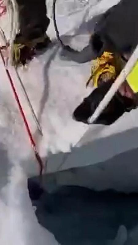 Precipita per 25 metri nel crepaccio e ne esce illeso: così lo hanno recuperato sul Monte Rosa