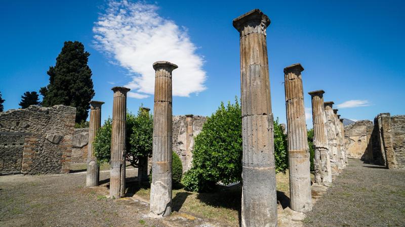 Scavi di Pompei, custode si finge guida e abusa di un turista 17enne. Arrestato