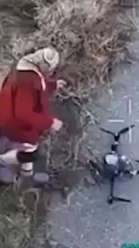 Anziana ucraina disattiva un drone russo