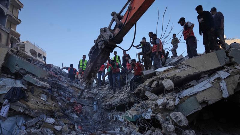 Houthi: “Abbiamo abbattuto un caccia saudita”. Edificio crollato a Gaza: 21 morti, 12 sono bambini