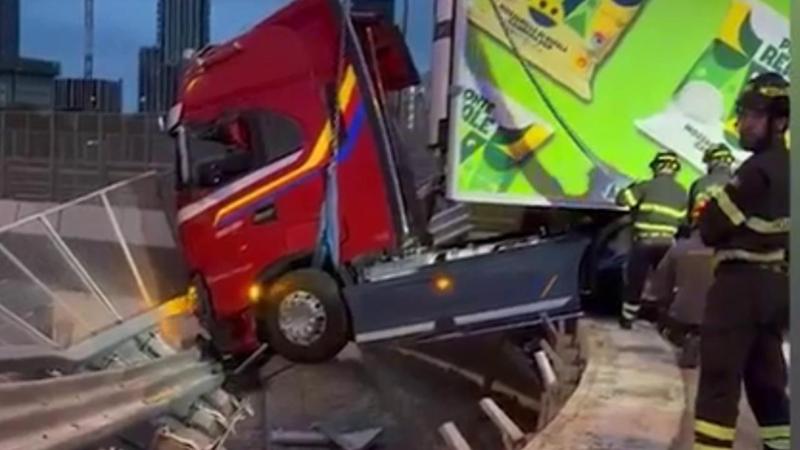 Tir sfonda il guard rail e resta sospeso nel vuoto sull’A4 Torino-Milano