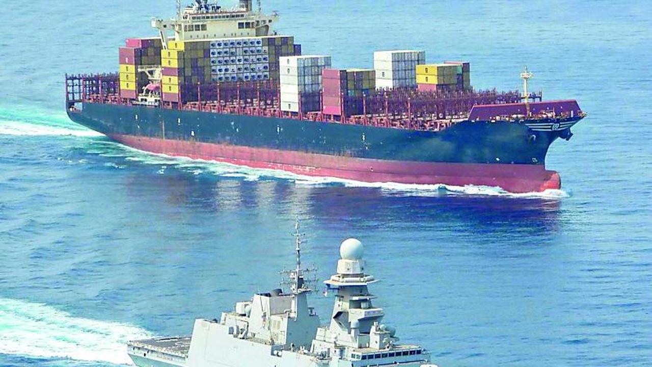 Navi italiane nel Mar Rosso, la sfida di Crosetto all'Ue: “Difendiamo solo i nostri cargo”