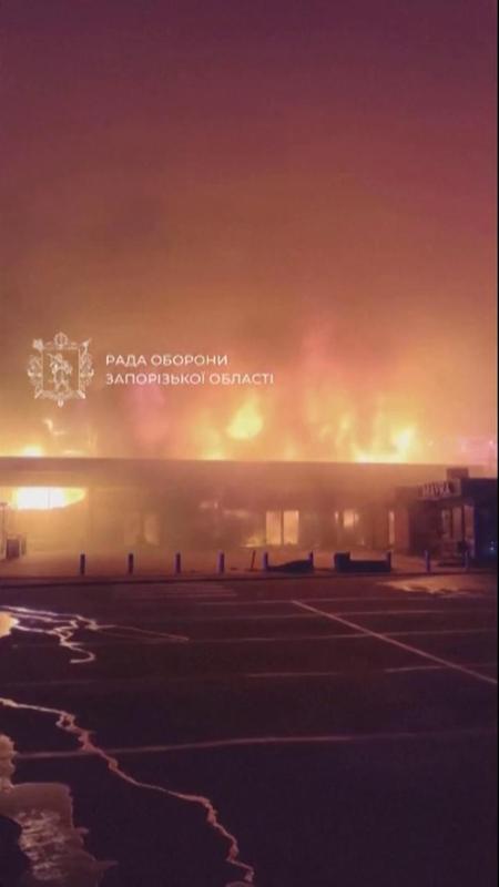 Centro commerciale in fiamme a Zaporizhzhia a seguito di un bombardamento