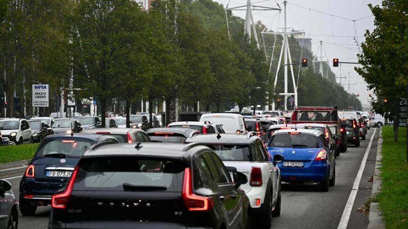 Vannacci in città per il convegno delle polemiche: contestatori e forze dell'ordine, traffico in tilt