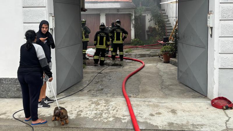 L’alloggio andava a fuoco, così il bassotto Frank ha salvato la sua padrona dalle fiamme