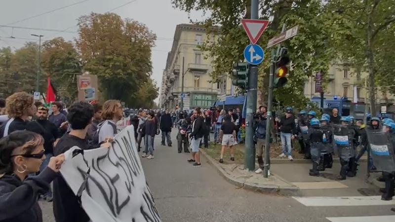 Vannacci a Torino, città blindata e Askatasuna in piazza. Uova contro la polizia