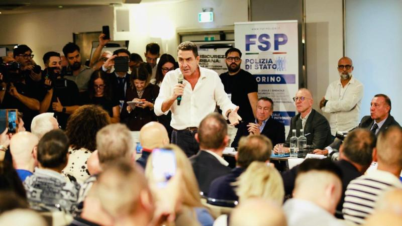 La lite tra Vannacci e una contestatrice: lui la definisce "antidemocratica", la sala urla "remigrazione"