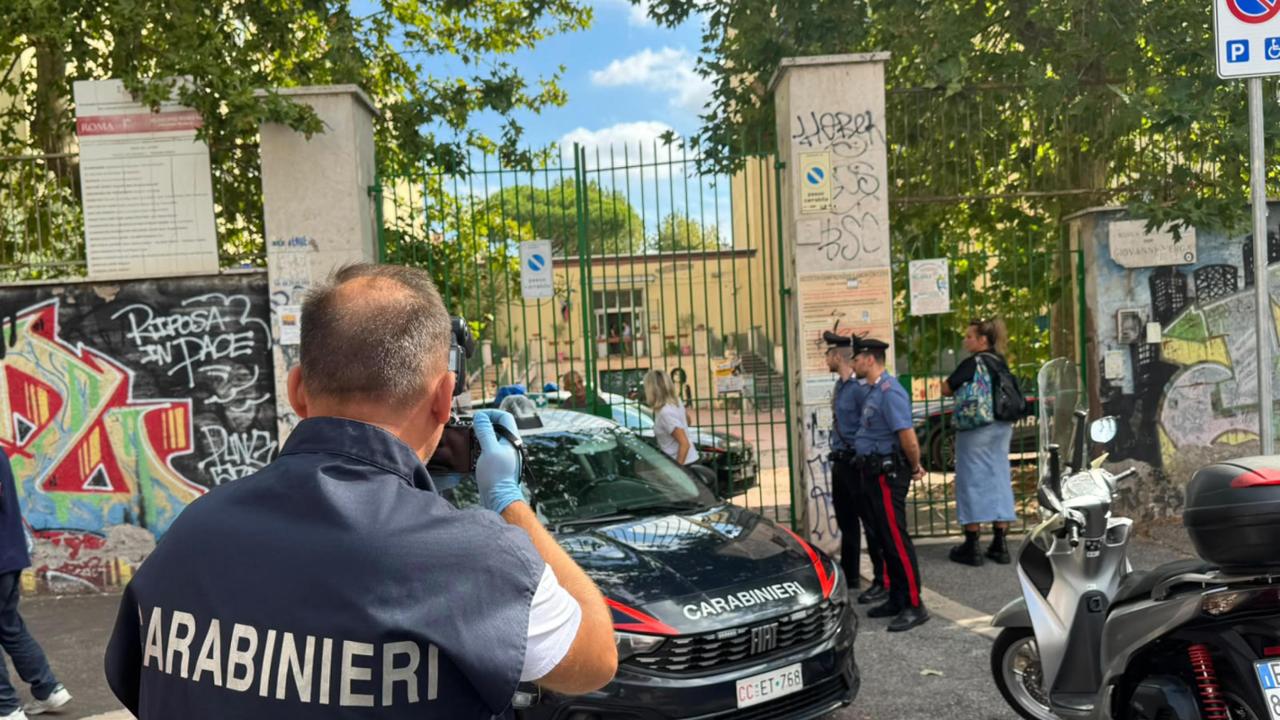 La prof accoltellata a scuola: “Salvata da uno studente del Congo, ma resto a favore della remigrazione”