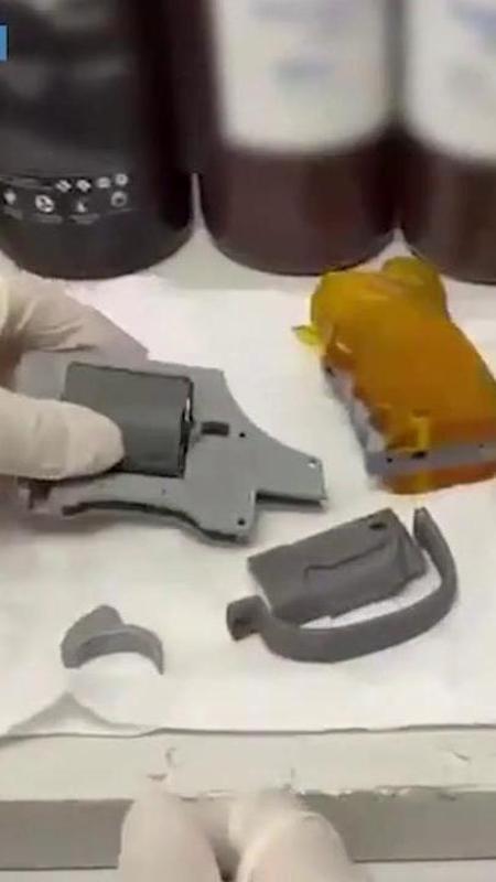 Realizzava armi con una stampante 3D: la scoperta delle “ghost guns” nel garage con droga e contanti
