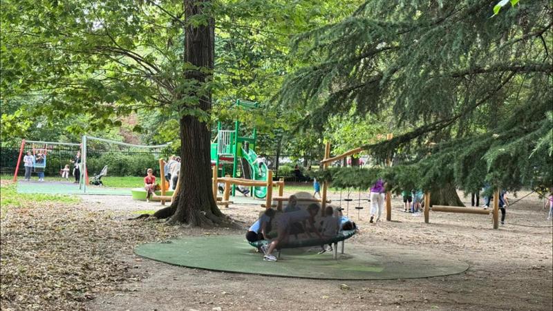 Sprangate in testa a una 12enne al parco giochi: 22enne arrestato per tentato omicidio a Pinerolo