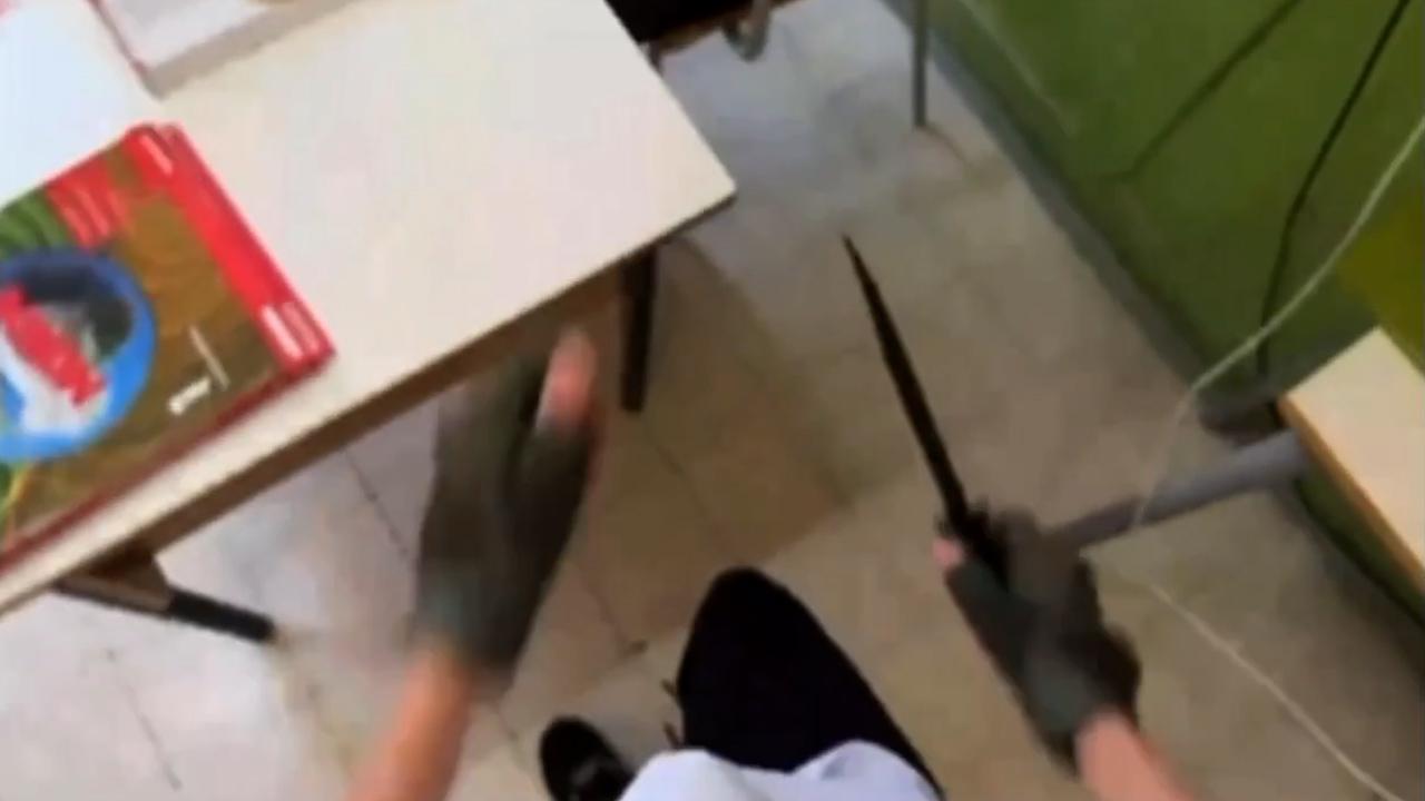 Prof accoltellata a Roma, il video choc del 13enne che prepara l'assalto in bagno e poi affonda il colpo