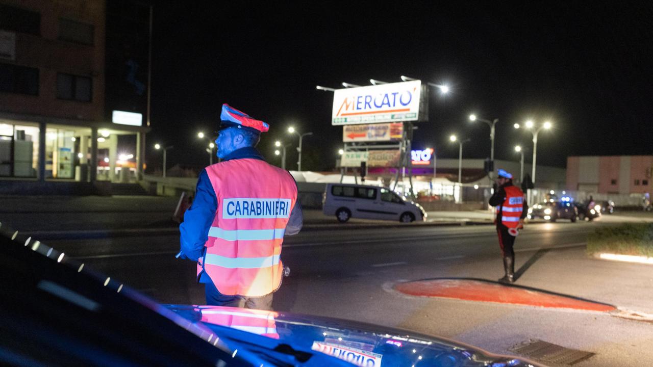 Sorprende i ladri nel cortile di casa a Baldissero d'Alba e spara: un morto