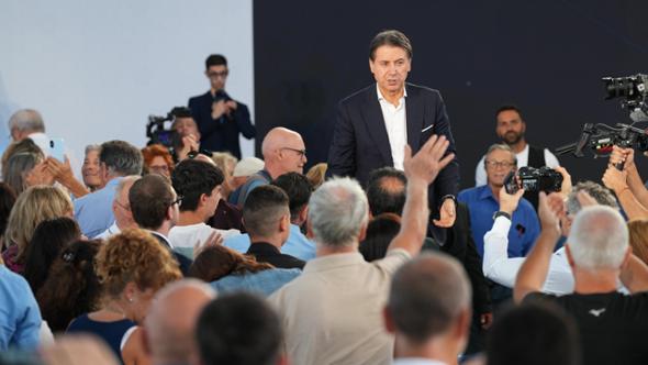 Conte lancia la sfida da Milano: “Al governo faremo tabula rasa delle leggi di Meloni”