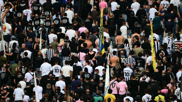 Gli ultrà della Juve voltano le spalle nel minuto di silenzio per Mazzola. Ma lo Stadium applaude