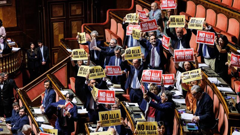 Le proteste dell'opposizione in Senato

