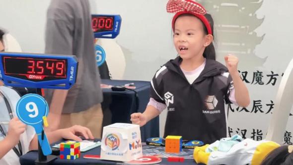 Bimba cinese stabilisce il record per il cubo di Rubik