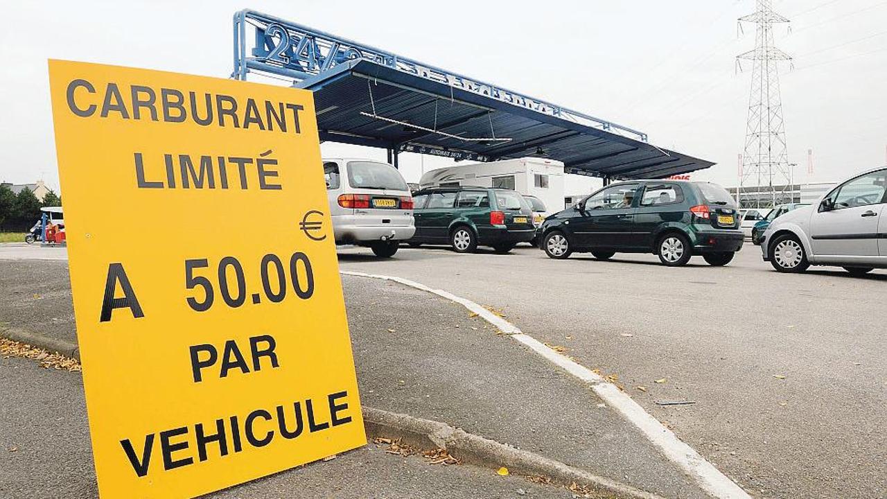 Francia, gasolio e benzina scarseggiano e i prezzi sono record: monta la protesta