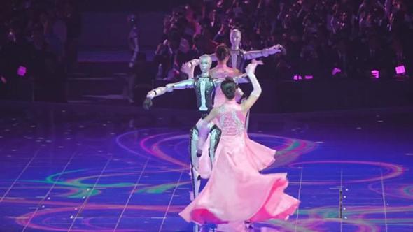 Umani e robot danzano insieme a Shanghai