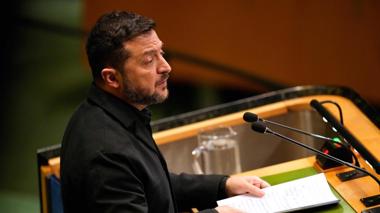 Zelensky: “Putin è il paziente zero, va fermato”. Trump invita lo zar al G20