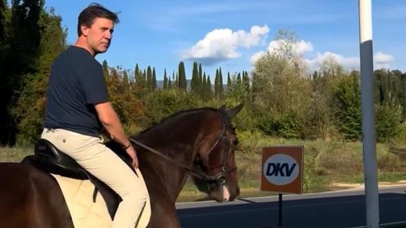 Dario Nardella si reca a cavallo a un distributore di benzina per protestare contro il caro carburanti