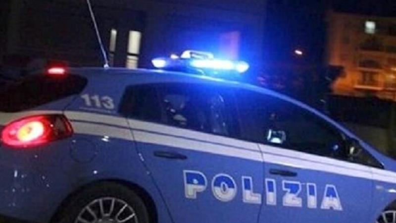 Accoltellata alle spalle da uno sconosciuto, grave una 20enne a Salerno