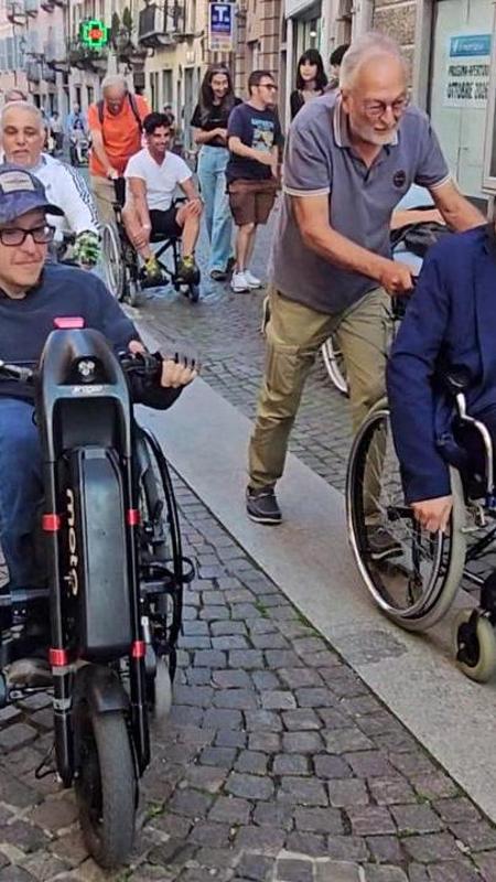 Il sindaco di Acqui Terme in sedia a rotelle per le vie della città
