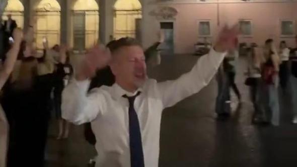 Il premier ungherese balla con i passanti a Roma: in sottofondo "Sarà perché ti amo"