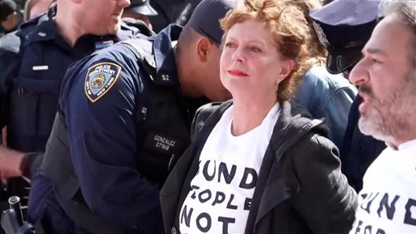 Proteste per Netanyahu all'Onu, il momento dell'arresto di Susan Sarandon
