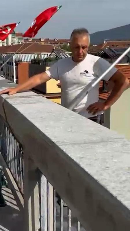 Segnalazione di un operaio sul tetto della CGIL