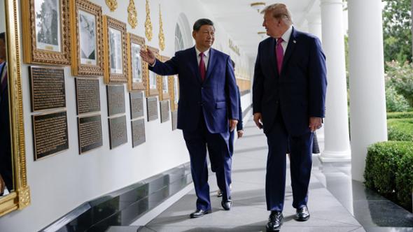 Trump mostra il ritratto di Biden e Xi sorride, perché nella cornice c'è la foto dell'autopen