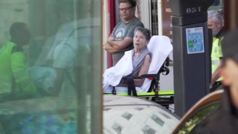 Sfrattata a 87 anni dalla casa in cui viveva da oltre 70: portata via in barella