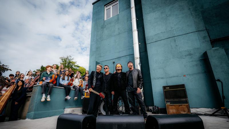 Gli U2 per i loro 50 anni di carriera tornano nella scuola dove tutto è cominciato