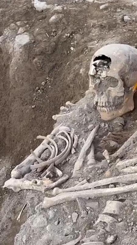 Un abbraccio rimasto intatto per secoli: madre e figlio ritrovati nel cimitero medievale a Foggia