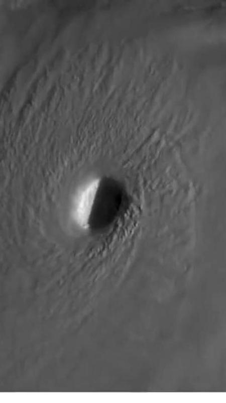 Un vortice perfetto sull'oceano: il satellite riprende l'occhio dell'uragano che procede a 285 km/h