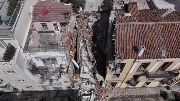 Il palazzo sventrato nel cuore di Atene: le immagini dal drone dopo l’esplosione