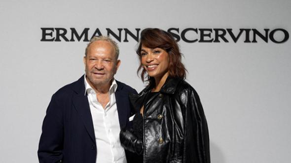 Rosario Dawson ospite di Scervino: "Nel mio armadio non mancano sciarpe, mia mamma le colleziona"