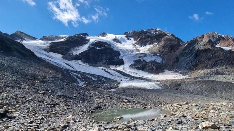 Allarme ghiacciai: “Sotto i 4000 spariranno”. Senza neve, a rischio alghe rosse e batteri
