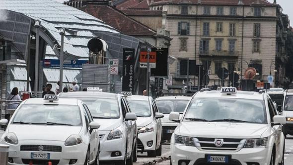 Il tassista: “Con l’auto ibrida  limito un po’ le spese. Ma perdo 250 euro al mese” 