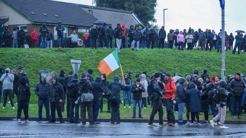 Tensione alla marcia protestante in Irlanda del Nord, folla di cattolici contro la parata Orange
