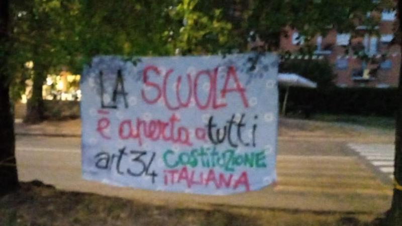 “La scuola è aperta a tutti”: i carabinieri rimuovono lo striscione, esplode la rivolta