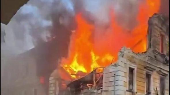 L’Accademia delle Scienze in fiamme a Kiev dopo l'attacco russo: studenti in fuga dalle finestre
