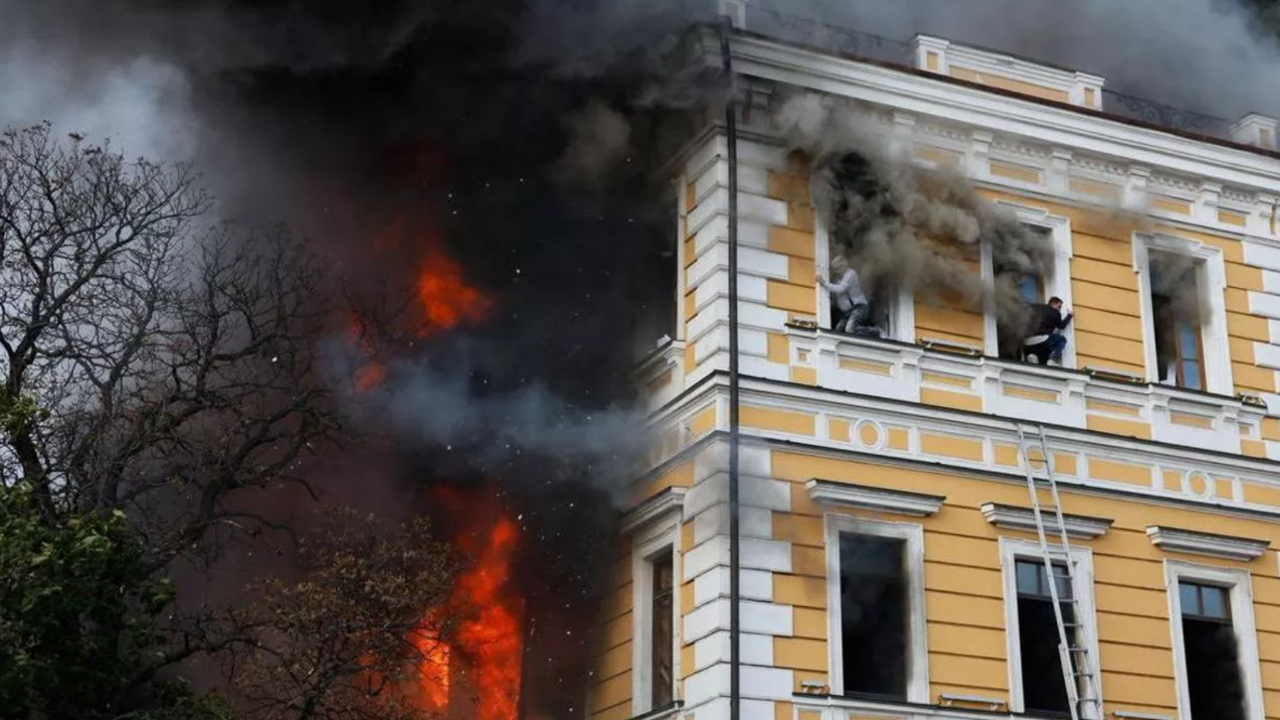 Raid russi sul centro di Kiev, colpiti il ministero dell’Istruzione e l’Accademia delle scienze