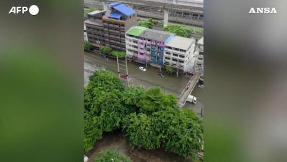 Le strade di Bangkok allagate