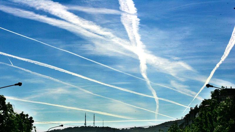 Aerei, l’effetto delle scie sul clima: ridurle può frenare il riscaldamento globale