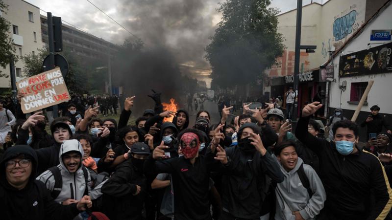 Proteste degli studenti in Francia, “un preside aggredito e cosparso di benzina a Marsiglia”