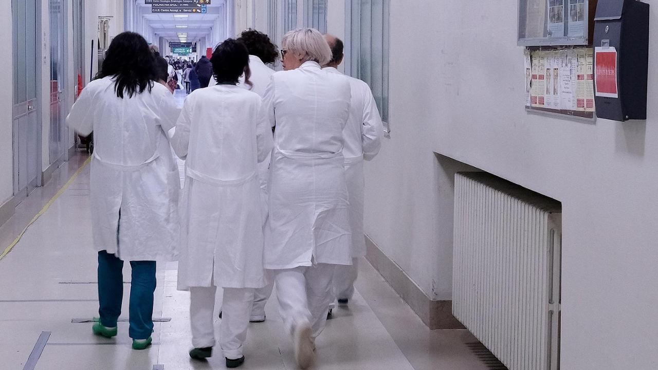 Medici, boom di dimissioni: +150%. “Turni massacranti e stipendi bassi”