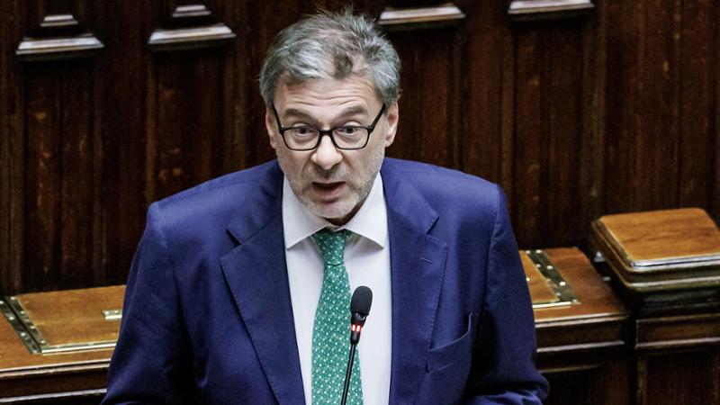 Manovra, Giorgetti frena: “Approccio più prudente”. Debito giù solo nel 2028