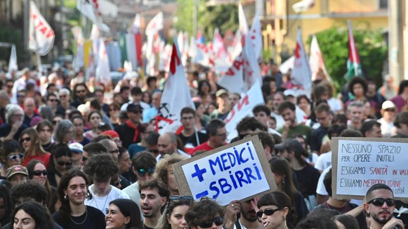 No Tav, migliaia in marcia contro “la devastazione”. Appendino: “La Torino-Lione pozzo senza fondo”
