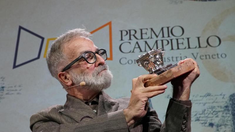 Marcello Fois vince il Campiello  


e lo dedica a Murgia: “Era bellissima”