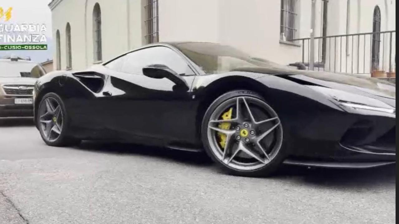 Il ristoratore non pagava le tasse ma comprava Ferrari: in casa banconote per 346 mila euro